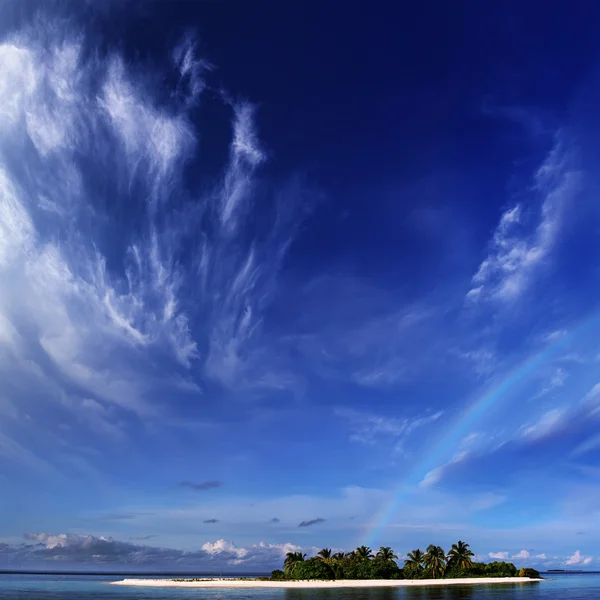 Uitzicht op de prachtige oceaan landschap. tropisch Maldivische eiland in het daglicht met regenboog op horizon en witte zandstrand — Stockfoto