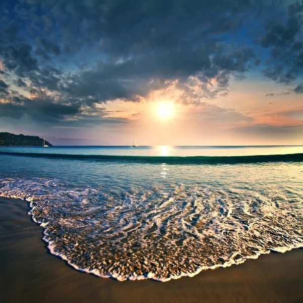 Summer sea design template. Beautiful sunset on tropical beach with shorebreak and sunlight on horizon — Stock Photo, Image