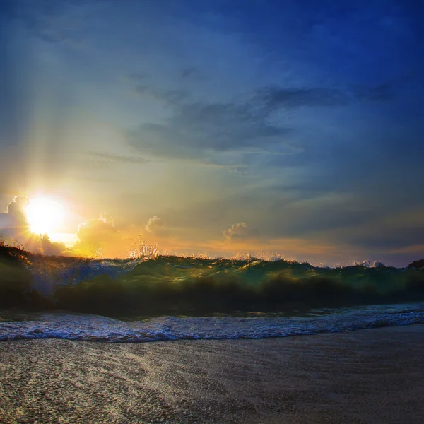 Ocean-view tropical design template. sunset on sandy beach and beautiful sunlight above breaking waves — Stock Photo, Image