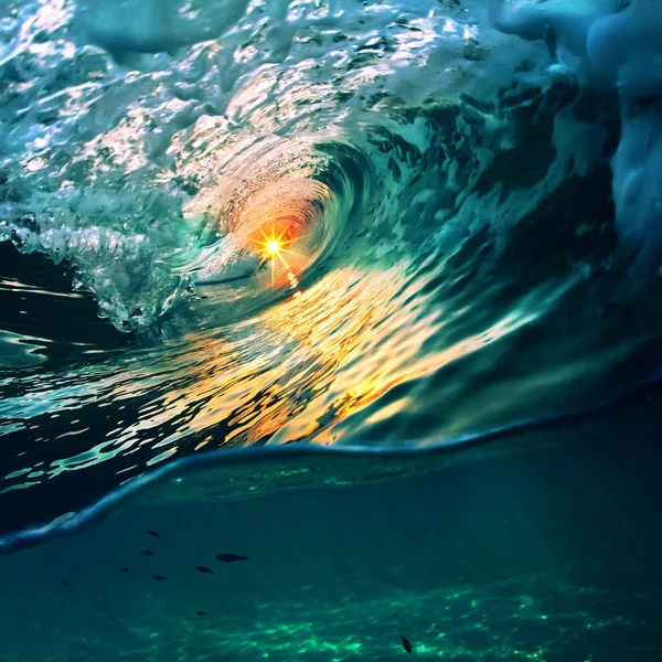 Захід сонця на пляжі з гвинтовою океанічною хвилею — стокове фото