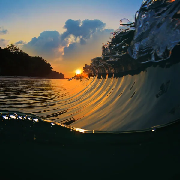Lato morze szablon projektu. zielony niebieski kolor oceanu surfingu fali zerwania i przelewanie w zachód słońca — Zdjęcie stockowe
