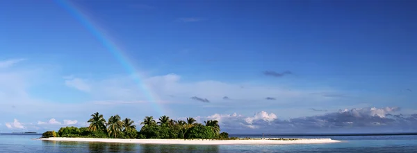 Scalony obraz panoramiczny. tropikalnej wyspie na Malediwach w świetle dziennym z rainbow na horyzoncie i piaszczystej plaży — Zdjęcie stockowe