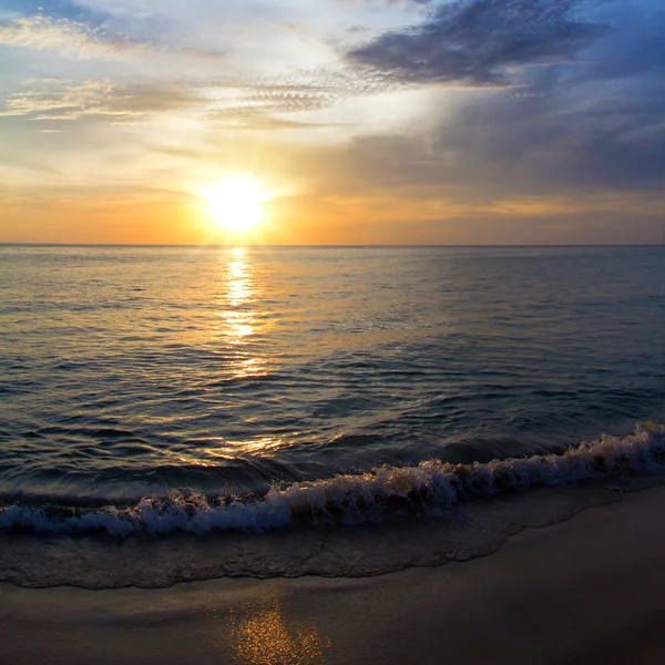 オーシャン ビュー デザイン テンプレートです。熱帯砂浜ショアブレイク波日没時の泡 — ストック写真