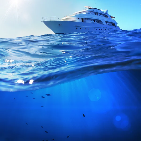 Hermosa luz del sol vista al mar safari barco de buceo en el mar tropical con azul profundo debajo dividido por la línea de flotación — Foto de Stock