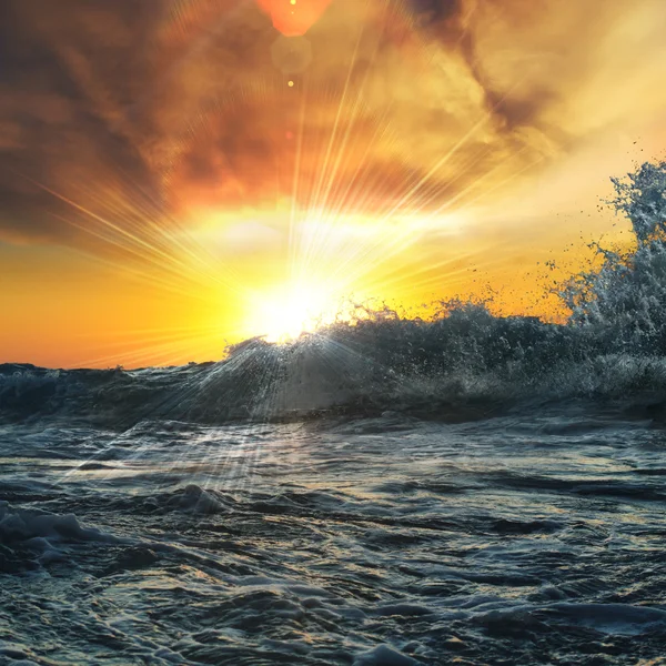 Bom belo nascer do sol com praia costeira e ondas quebrando — Fotografia de Stock
