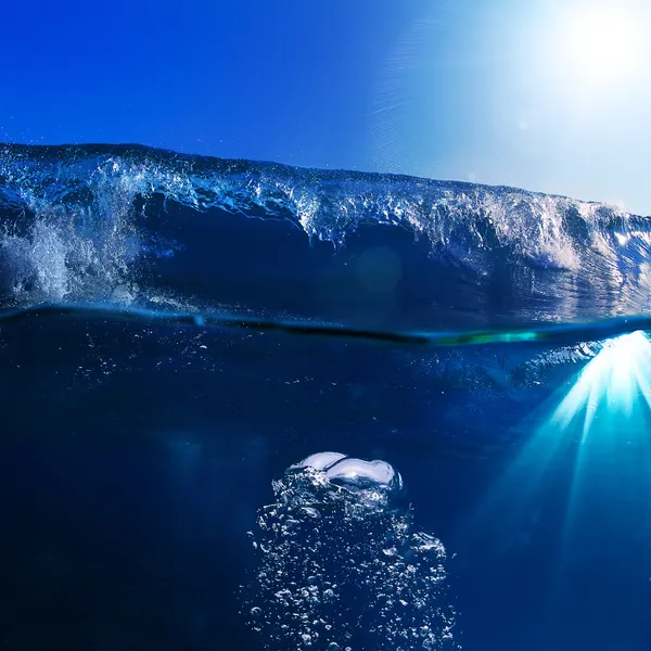 Paisagem marinha com céu azul e luz solar grande onda do oceano encaracolado — Fotografia de Stock