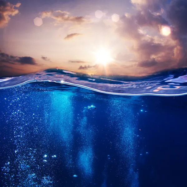 Ontwerpsjabloon met onderwater deel en zonsondergang dakraam splitte — Stockfoto