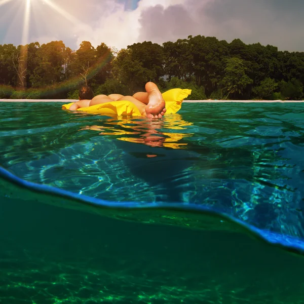 Sunny tropical beach — Stock Photo, Image