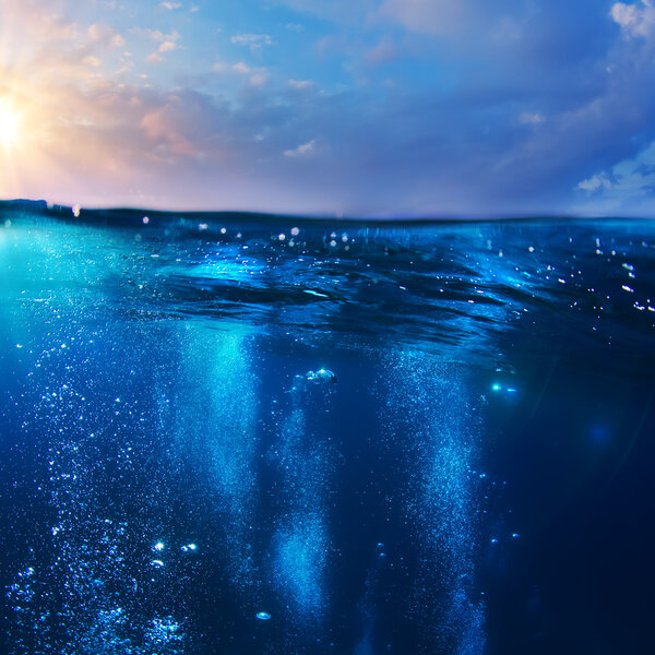 дизайн шаблон с подводной частью и заходом солнца крыши сплитте
