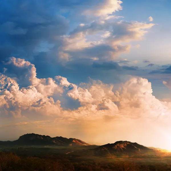 Hermosa puesta de sol en el paisaje de las montañas — Foto de Stock