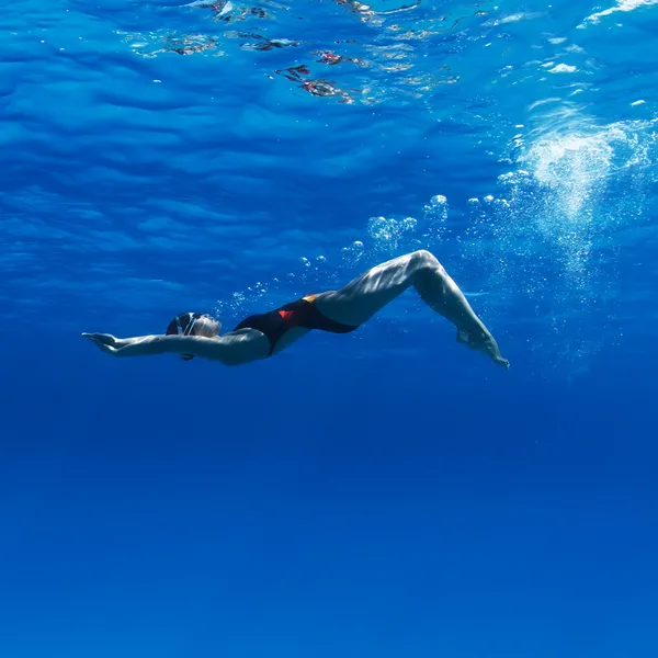 Professional female swimming — Stock Photo, Image