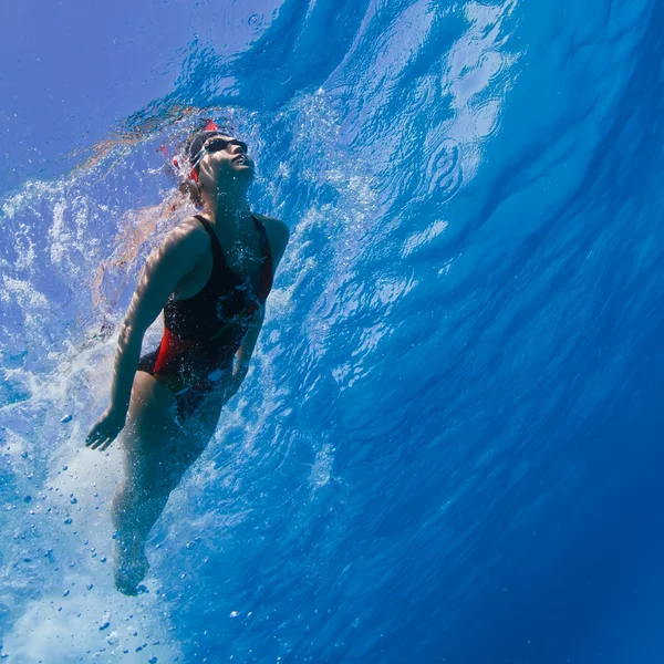 Professional female swimming — Stock Photo, Image