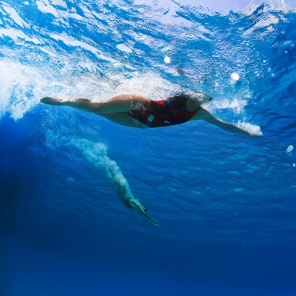 Vrouwelijke professionele zwemmers — Zdjęcie stockowe