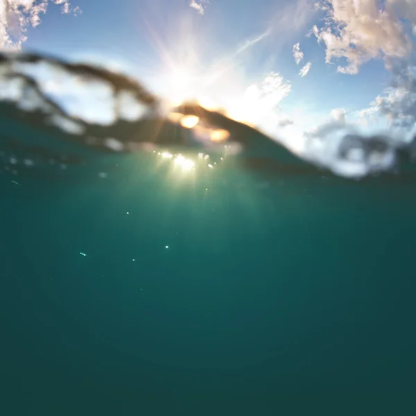 Под водой и солнечный свет — стоковое фото