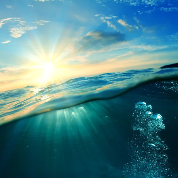 Bajo el agua y la luz solar — Foto de Stock