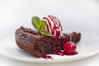 dondurma ve Vişne Reçeli ile çikolatalı kek