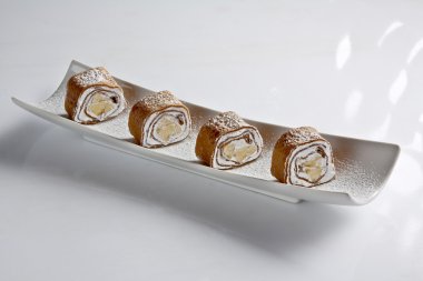 tatlı meyve ve krema ile rulo