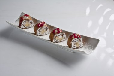 tatlı meyve ve krema ile rulo