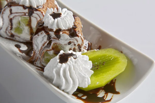 Rollos dulces con kiwi y crema —  Fotos de Stock