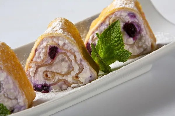 Panini dolci con mirtilli e panna — Foto Stock