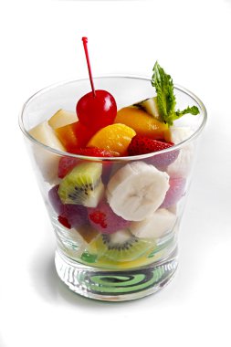 bir bardak meyve parçaları
