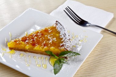 nane yaprağı ile dekore kek