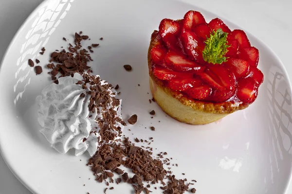 딸기를 곁들인 케이크 — 스톡 사진