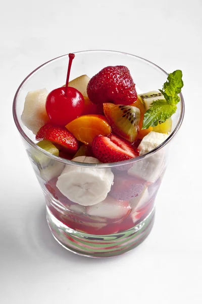 Morceaux de fruits dans un verre — Photo