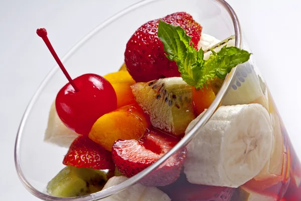 Pedaços de fruta em um copo — Fotografia de Stock