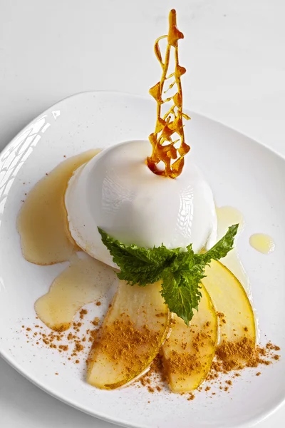 Ice cream met stukken voor pear versierd met munt — Stockfoto