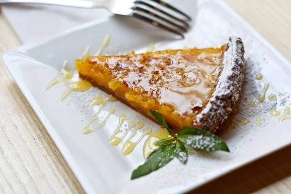 Gâteau décoré avec feuille de menthe — Photo