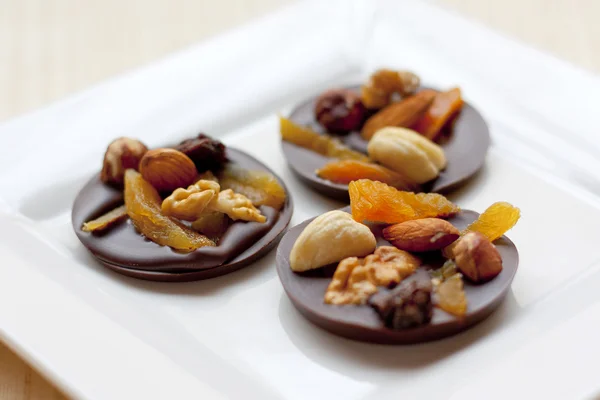 Schokoladenbonbons mit Nüssen und Rosinen — Stockfoto