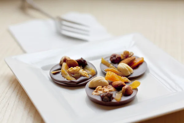Chocolade snoep met noten en rozijnen — Stockfoto