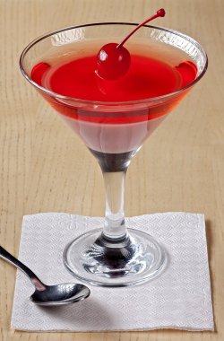 bir kiraz ile lezzetli tatlı