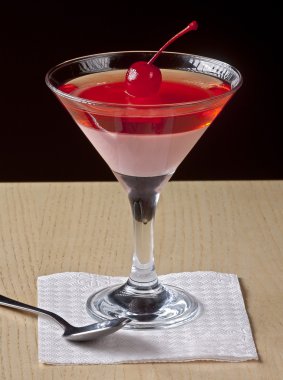 bir kiraz ile lezzetli tatlı