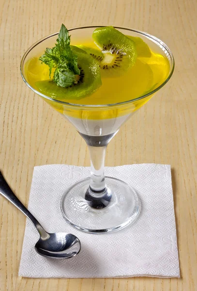 Dessert met kiwi, versierd met munt — Stockfoto