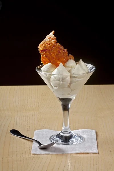 Heerlijk dessert in een transparant glas — Stockfoto