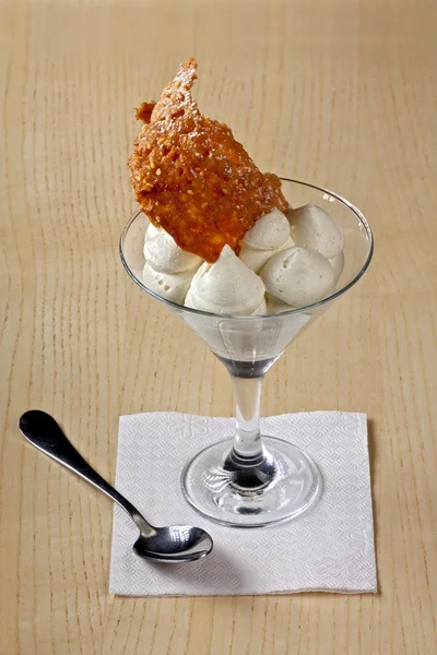Läcker dessert i ett transparent glas — Stockfoto