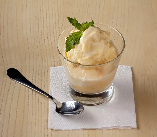 Вкусное мороженое в стакане, украшенном мятой — стоковое фото