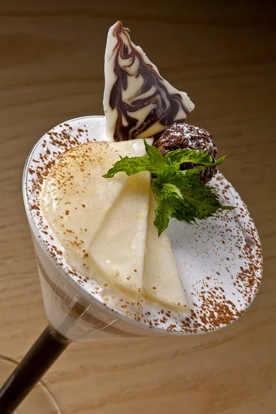 Heerlijk dessert in een transparant glas — Stockfoto