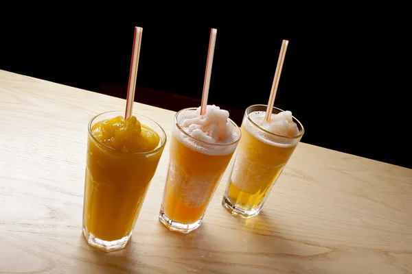 Tři oranžové koktejly v brýlích — Stock fotografie