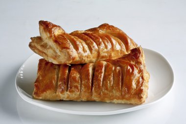 Kurabiyeler beyaz tabakta