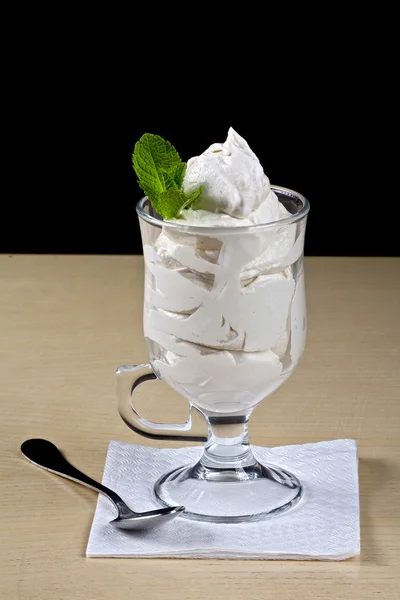 Delizioso gelato in un bicchiere decorato con menta — Foto Stock