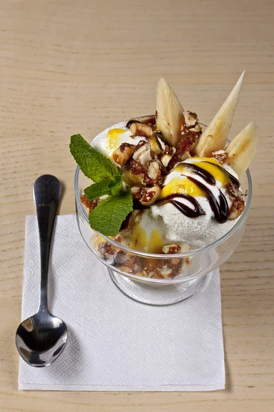 Delizioso gelato con frutta — Foto Stock