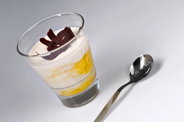 Süt ile muz ve çikolata üzerine beyaz izole kokteyl — Stok fotoğraf