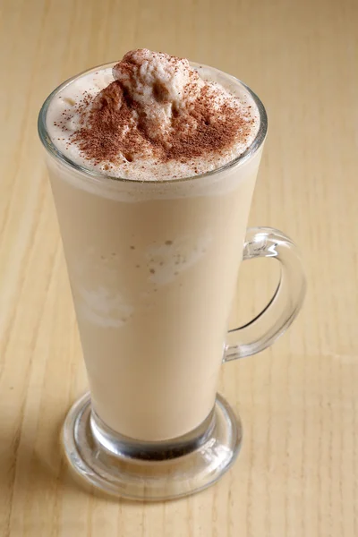 Bebidas de café con leche con crema batida —  Fotos de Stock