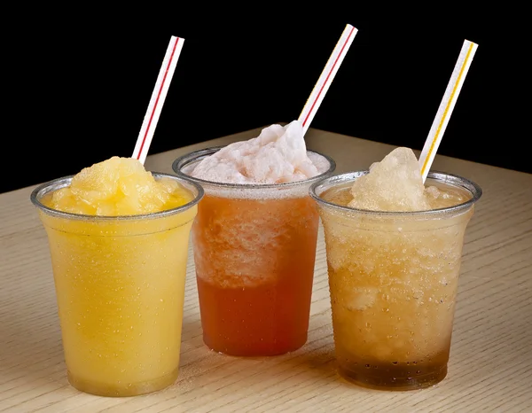 Drei Fruchtcocktails mit Eis — Stockfoto