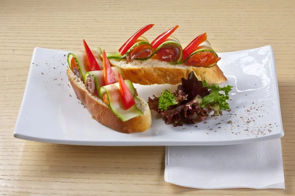 Сэндвич со свежими овощами и беконом — стоковое фото