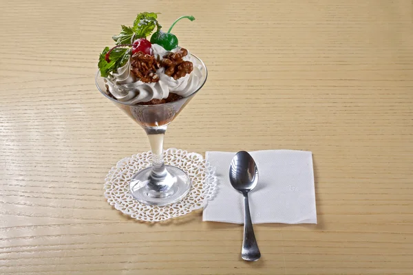 Dessert con panna e noci — Foto Stock