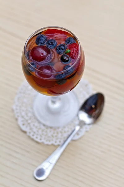 水果果冻的浆果中的眼镜 — 图库照片